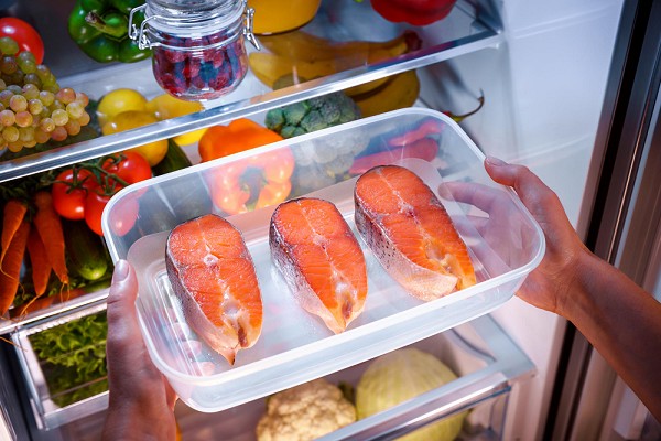 A diferença entre congelar e refrigerar para preservar nutrientes